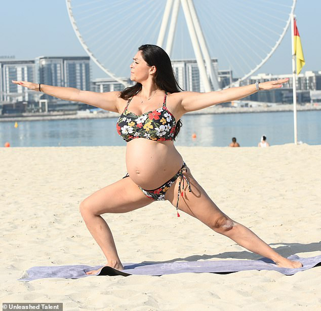 Casey Batchelor bế bụng bầu nặng nề tạo dáng yoga 'khó đỡ' gây choáng ảnh 4