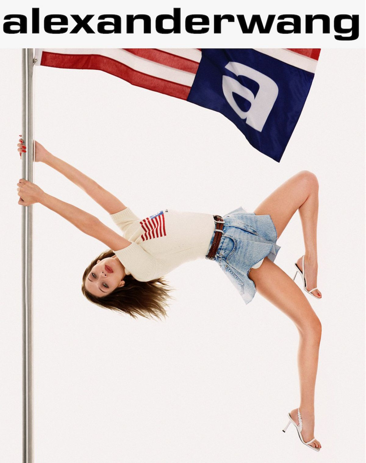 Bella Hadid khoe vóc dáng tuyệt mỹ, chân thon dài bất tận ảnh 2