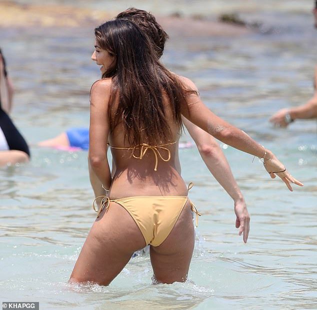 Siêu mẫu Pia Miller mặc bikini bé xíu, đẹp nổi bật ở bãi biển ảnh 7