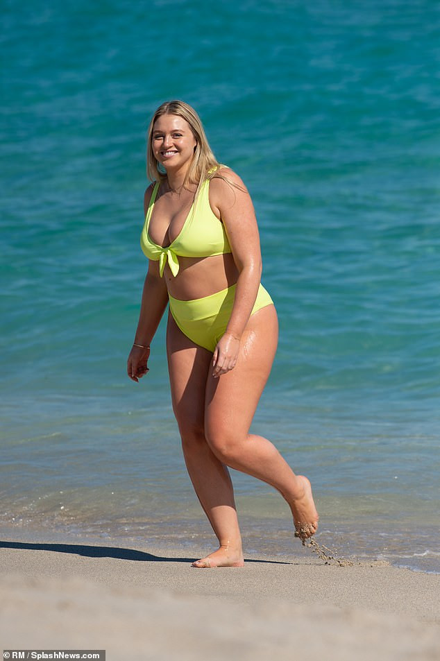 Siêu mẫu ngoại cỡ Iskra Lawrence bụng bầu 5 tháng vẫn mặc bikini 'bốc lửa' ảnh 1