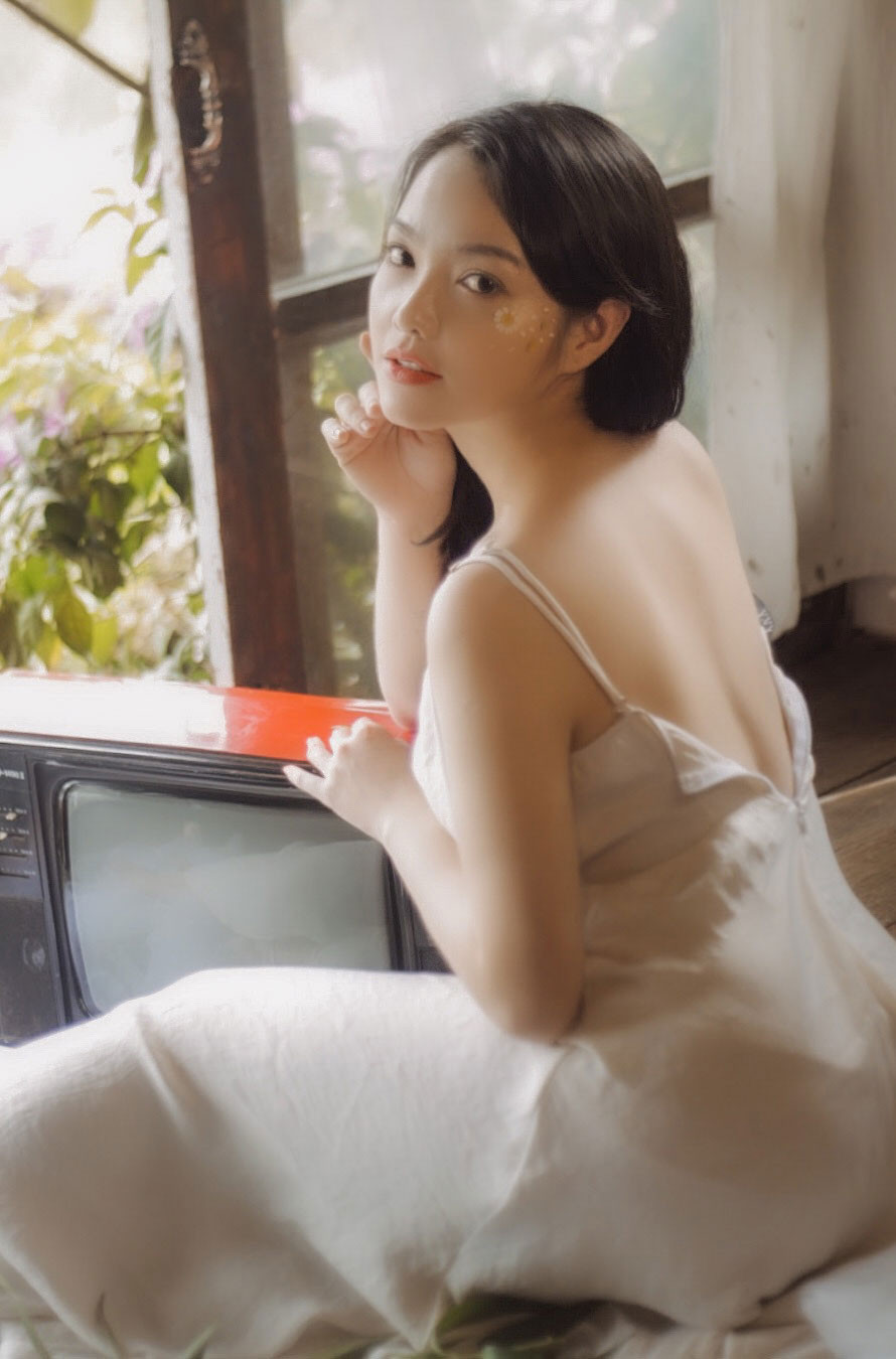 Hồng Kim Hạnh tung ảnh hững hờ, ngọt ngào quyến rũ ảnh 1