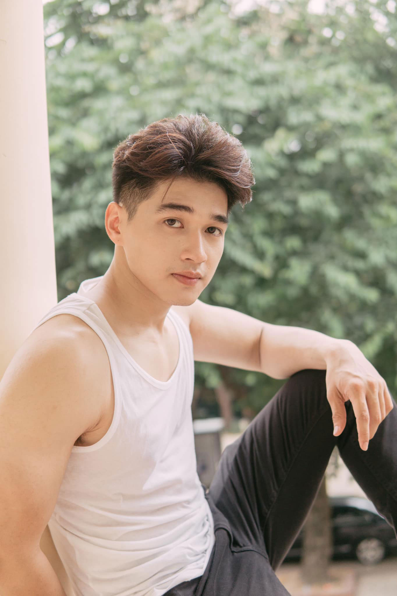 Hé lộ về hotboy điển trai, sáu múi trong MV triệu view của Trung Quân Idol ảnh 4