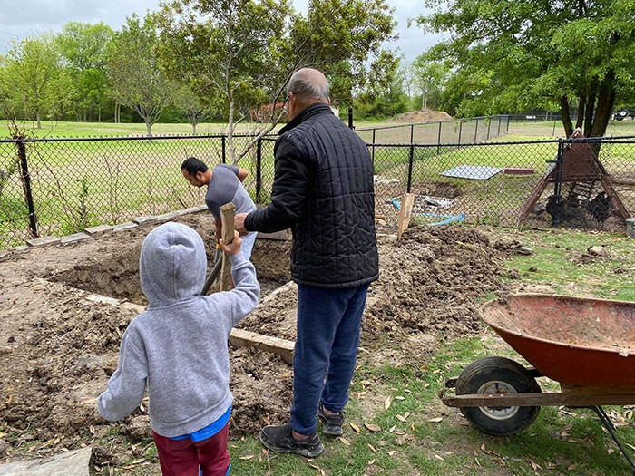 Ca sĩ Hồng Ngọc khoe ảnh nuôi gà, thả cá chống dịch trên đất Mỹ ảnh 3