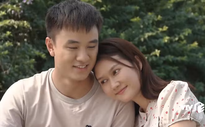 Mận - Khoa trong 'Cô gái nhà người ta': Yêu nhau đời thực, chị em trong phim ảnh 1