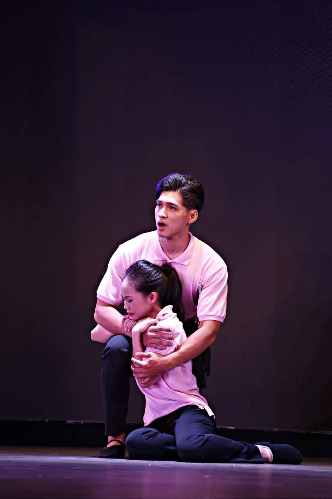 Hé lộ về hotboy điển trai, sáu múi trong MV triệu view của Trung Quân Idol ảnh 2