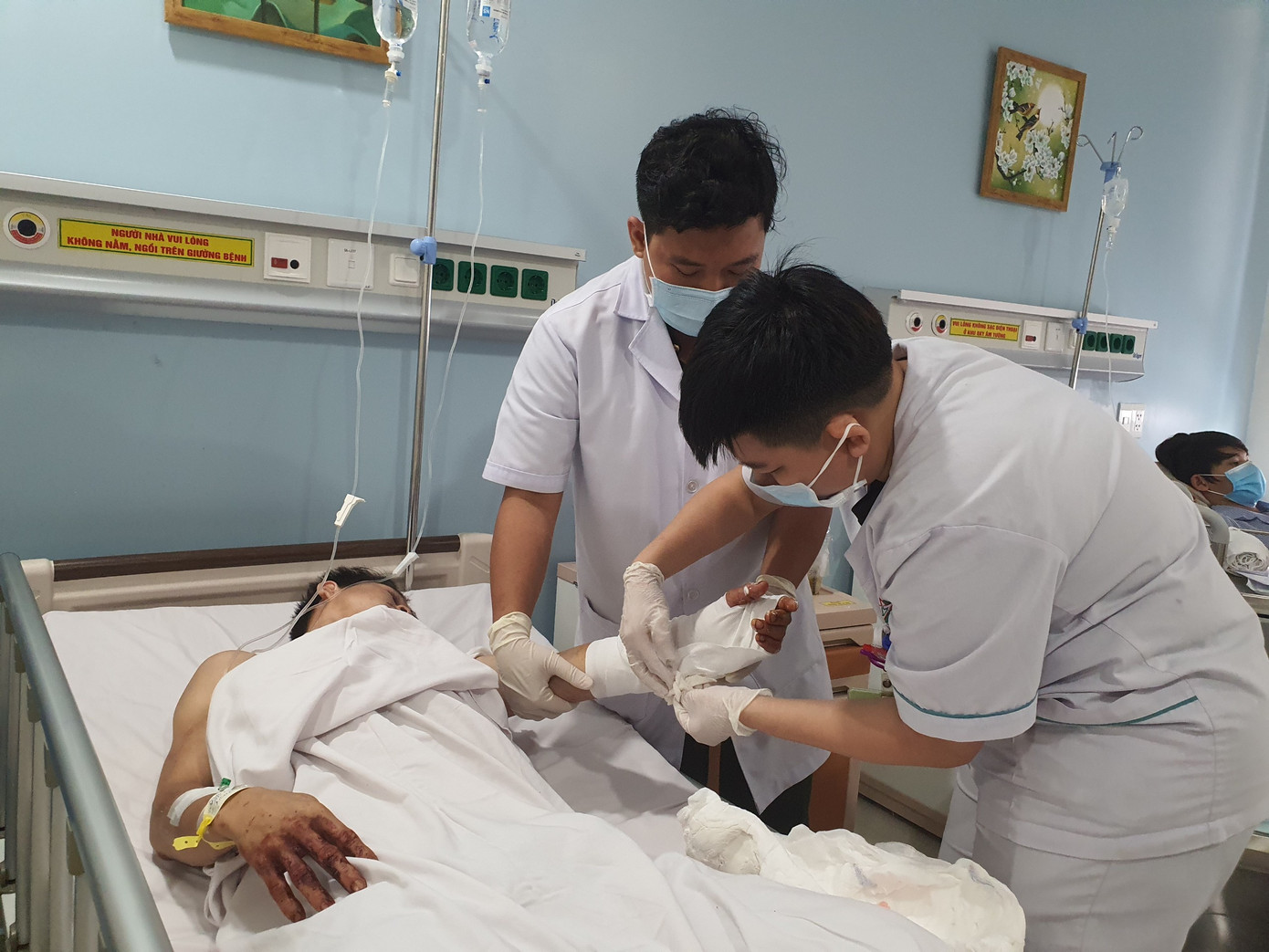 Nam thanh niên bị chém gần đứt lìa bàn tay được phẫu thuật nối thành công ảnh 2