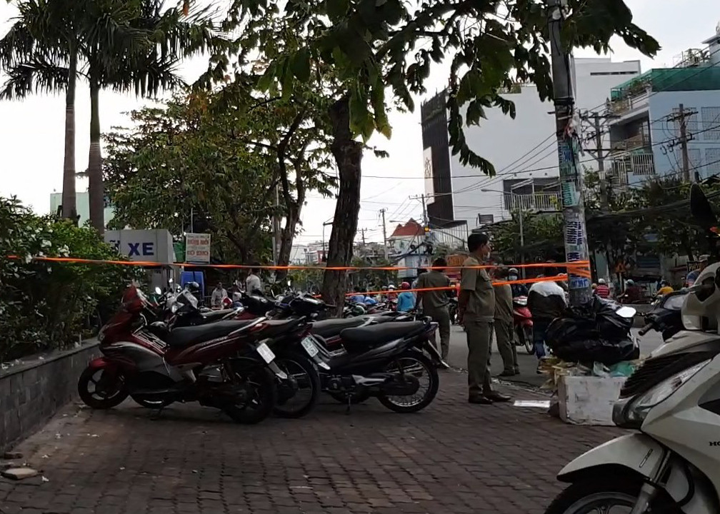 Công an điều tra nghi án hai cô gái rơi tầng cao chung cư xuống đất tử vong ảnh 1