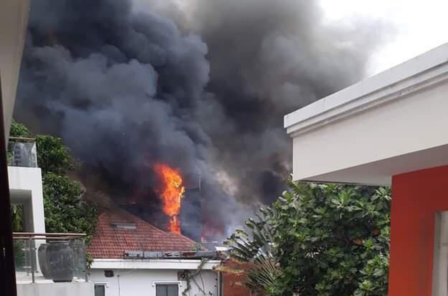 Nhà hàng bốc cháy ngùn ngụt sau tiếng nổ, thực khách tháo chạy tán loạn ảnh 2