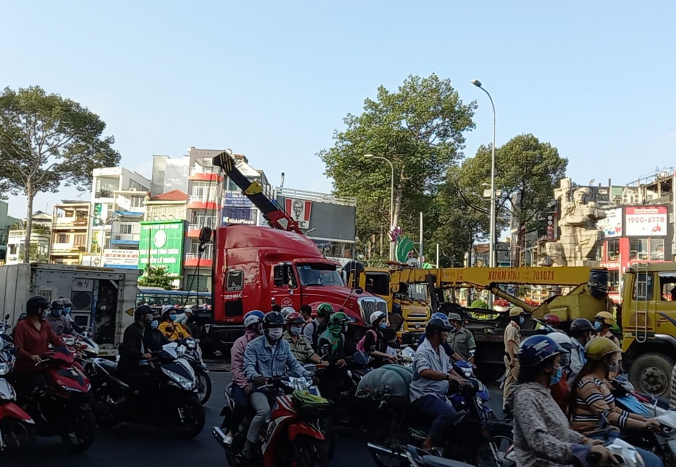 TPHCM: Xe container lật nhào ở vòng xoay, giao thông ùn tắc kéo dài ảnh 1