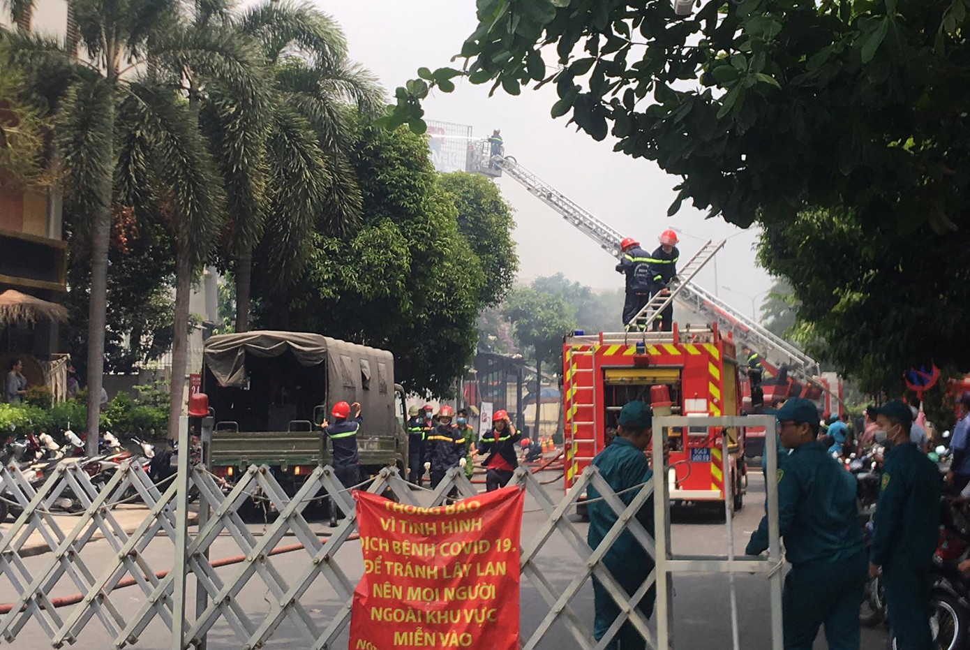 Nhà hàng bốc cháy ngùn ngụt sau tiếng nổ, thực khách tháo chạy tán loạn ảnh 1