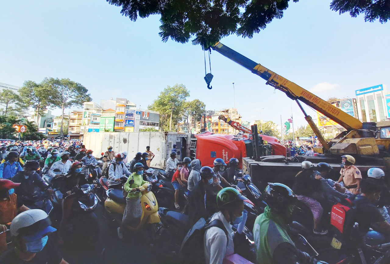 TPHCM: Xe container lật nhào ở vòng xoay, giao thông ùn tắc kéo dài ảnh 2