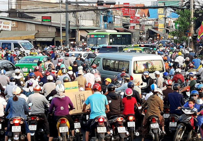 Cửa ngõ TPHCM ùn tắc nghiêm trọng sáng cuối tuần ảnh 1