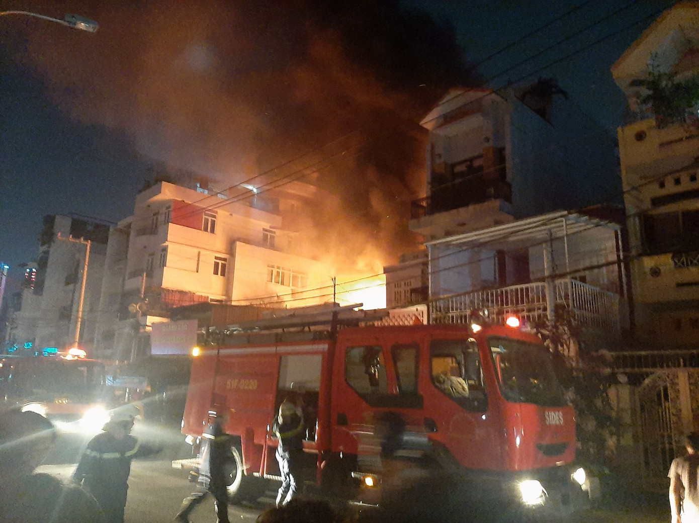 TPHCM: Khu dân cư náo loạn vì cửa hàng đồ cũ bốc cháy ngùn ngụt ảnh 1