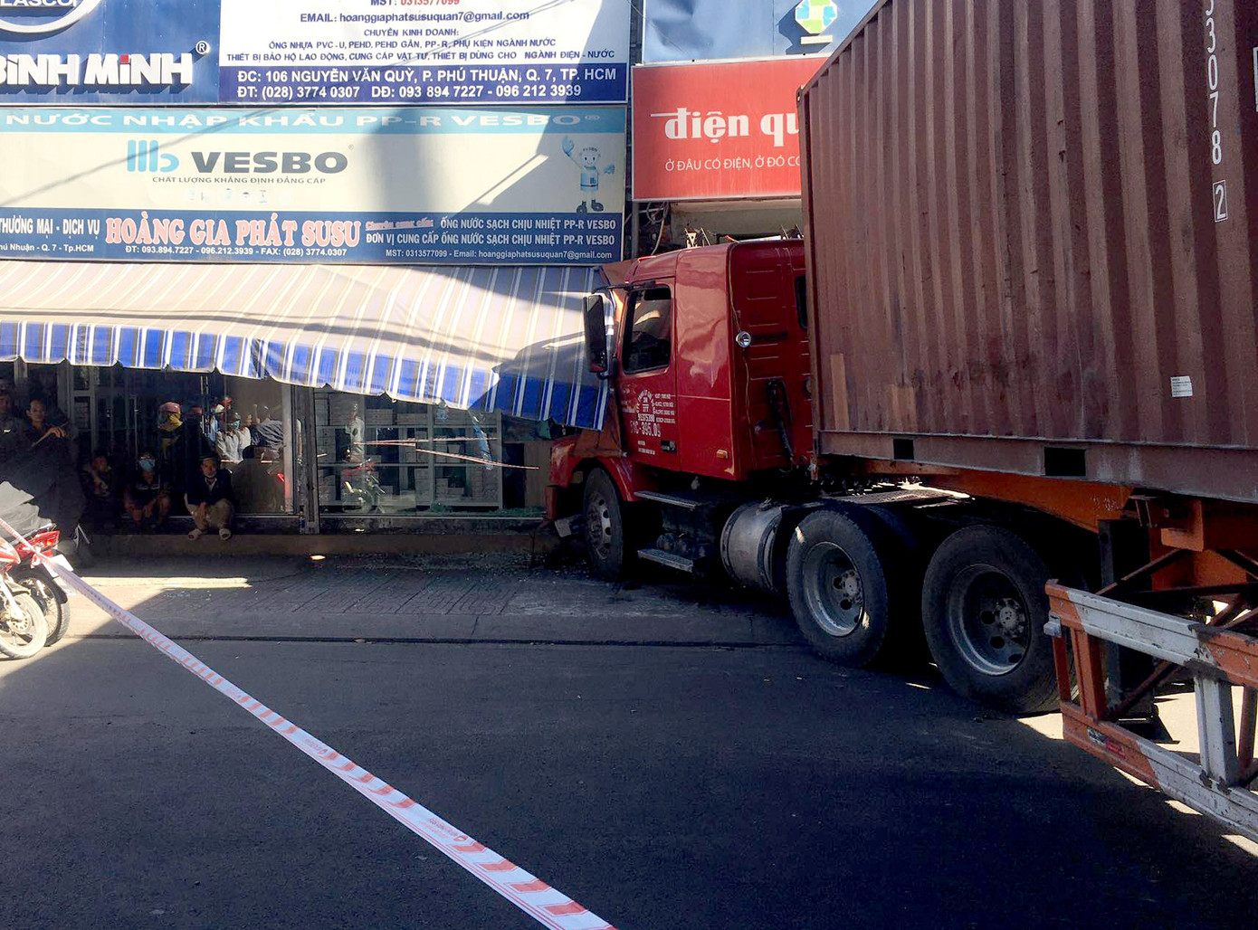 'Hung thần' container kéo lê nhiều xe máy, lao vào nhà dân tông chết người ảnh 2