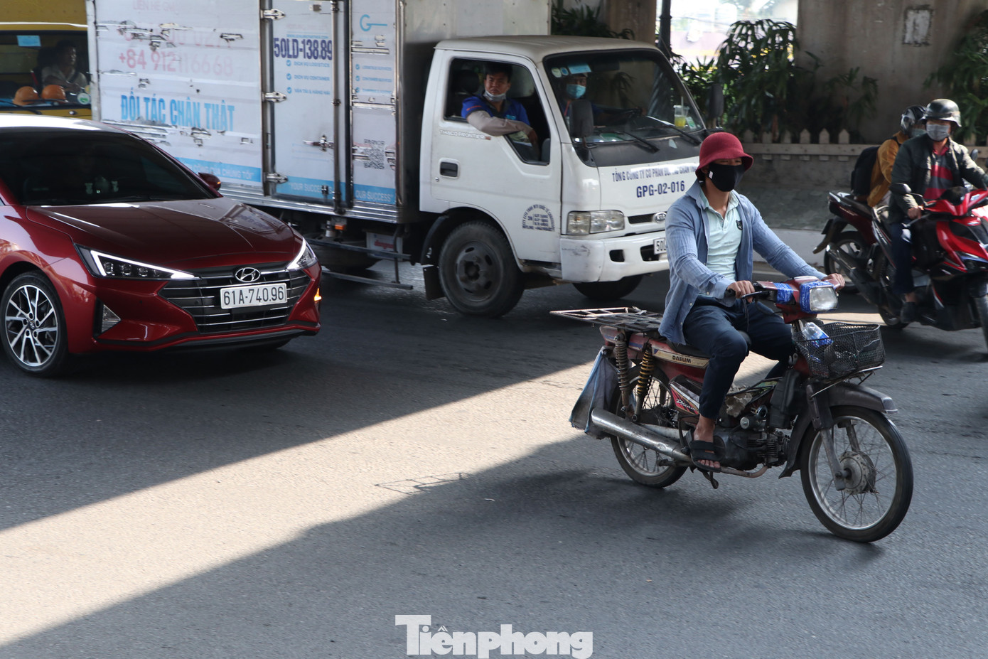 Cảnh sát giao thông TPHCM ra quân xử lý xe cũ nát ảnh 1