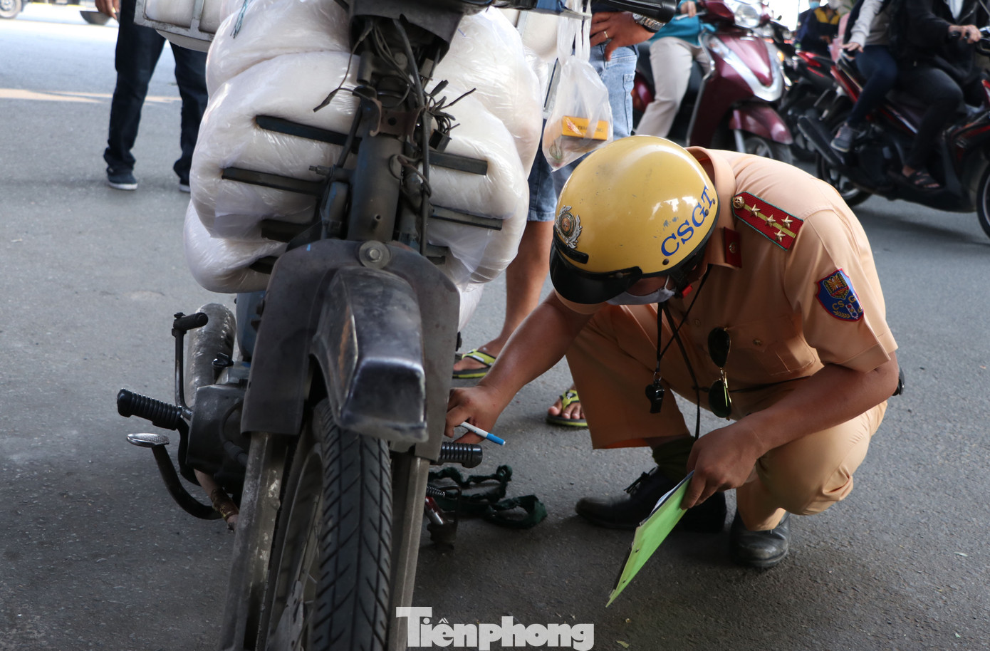 Cảnh sát giao thông TPHCM ra quân xử lý xe cũ nát ảnh 2