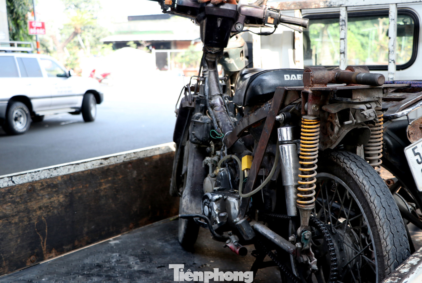 Cảnh sát giao thông TPHCM ra quân xử lý xe cũ nát ảnh 3