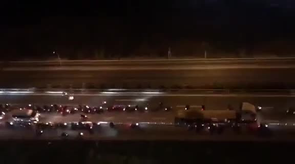 Hàng trăm 'quái xế' ngang nhiên chặn cao tốc làm đường đua ảnh 1