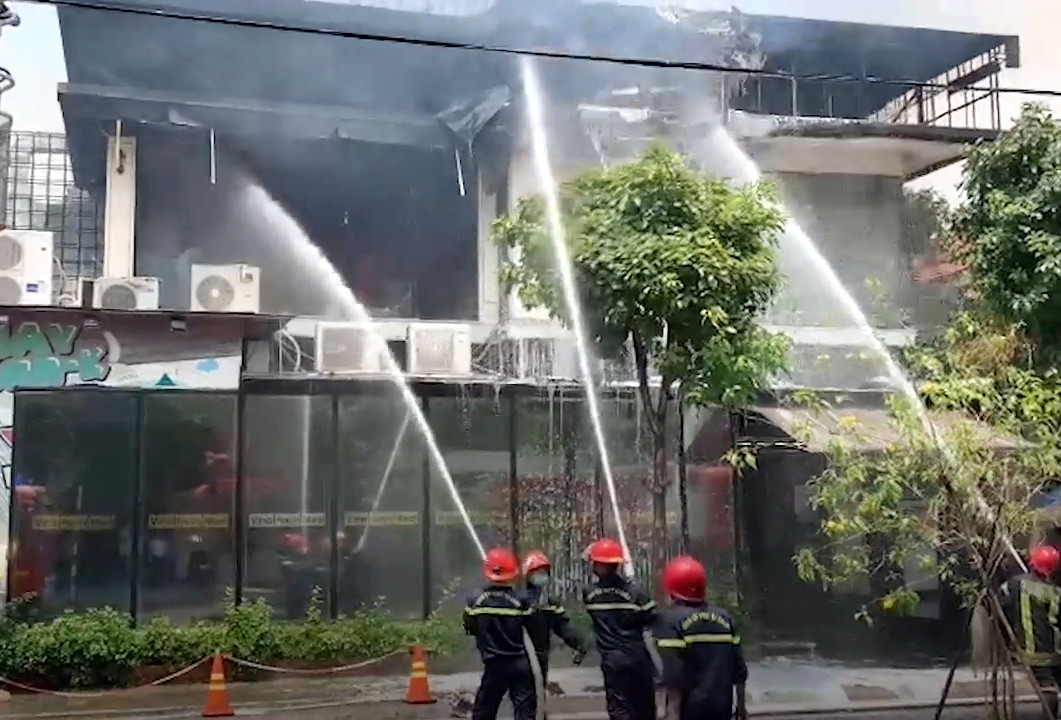 Nhà hàng bốc cháy ngùn ngụt sau tiếng nổ, thực khách tháo chạy tán loạn ảnh 4