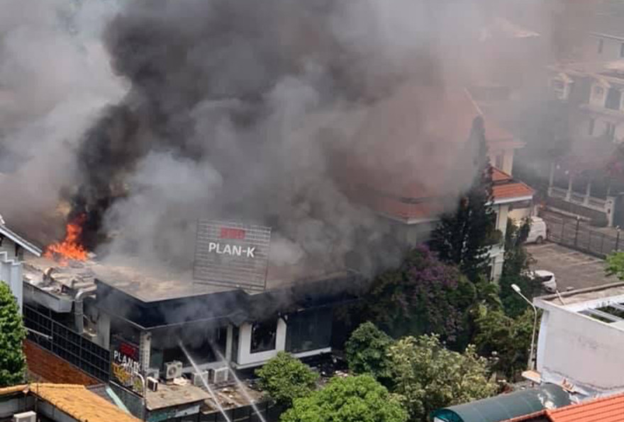 Nhà hàng bốc cháy ngùn ngụt sau tiếng nổ, thực khách tháo chạy tán loạn ảnh 3