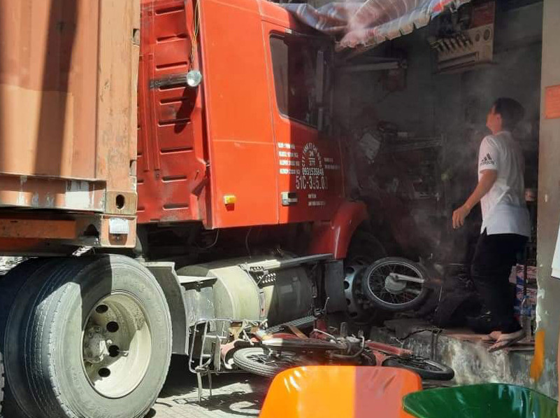 'Hung thần' container kéo lê nhiều xe máy, lao vào nhà dân tông chết người ảnh 1