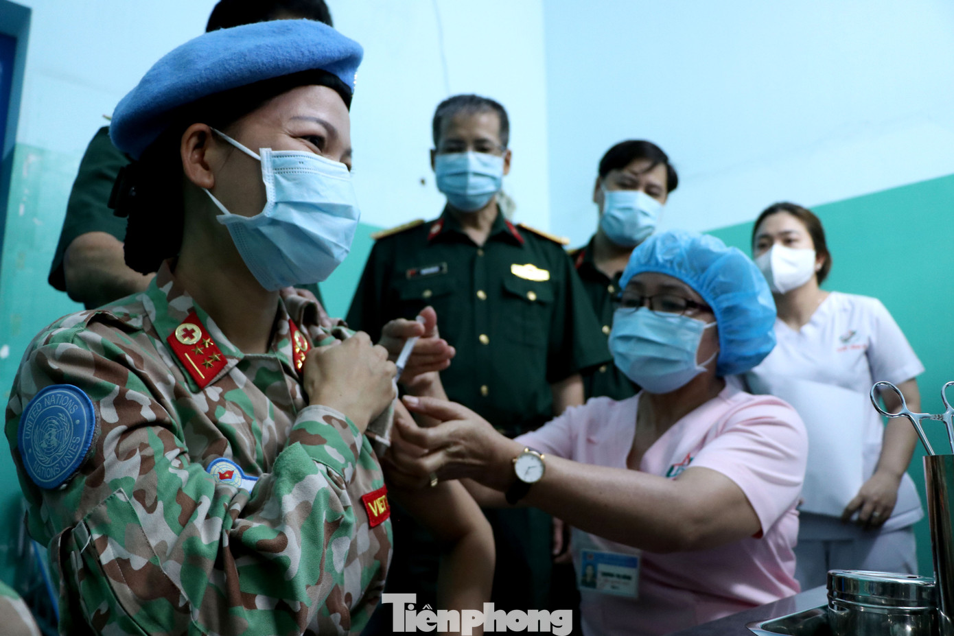 Chiến sĩ 'mũ nồi xanh' tiêm vắc xin COVID-19 trước khi lên đường làm nhiệm vụ ảnh 5