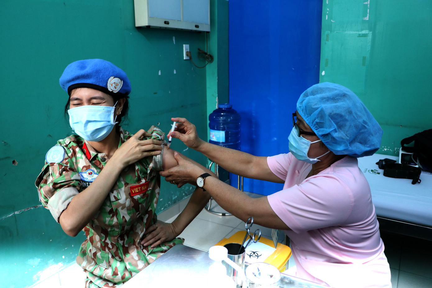 Chiến sĩ 'mũ nồi xanh' tiêm vắc xin COVID-19 trước khi lên đường làm nhiệm vụ ảnh 6