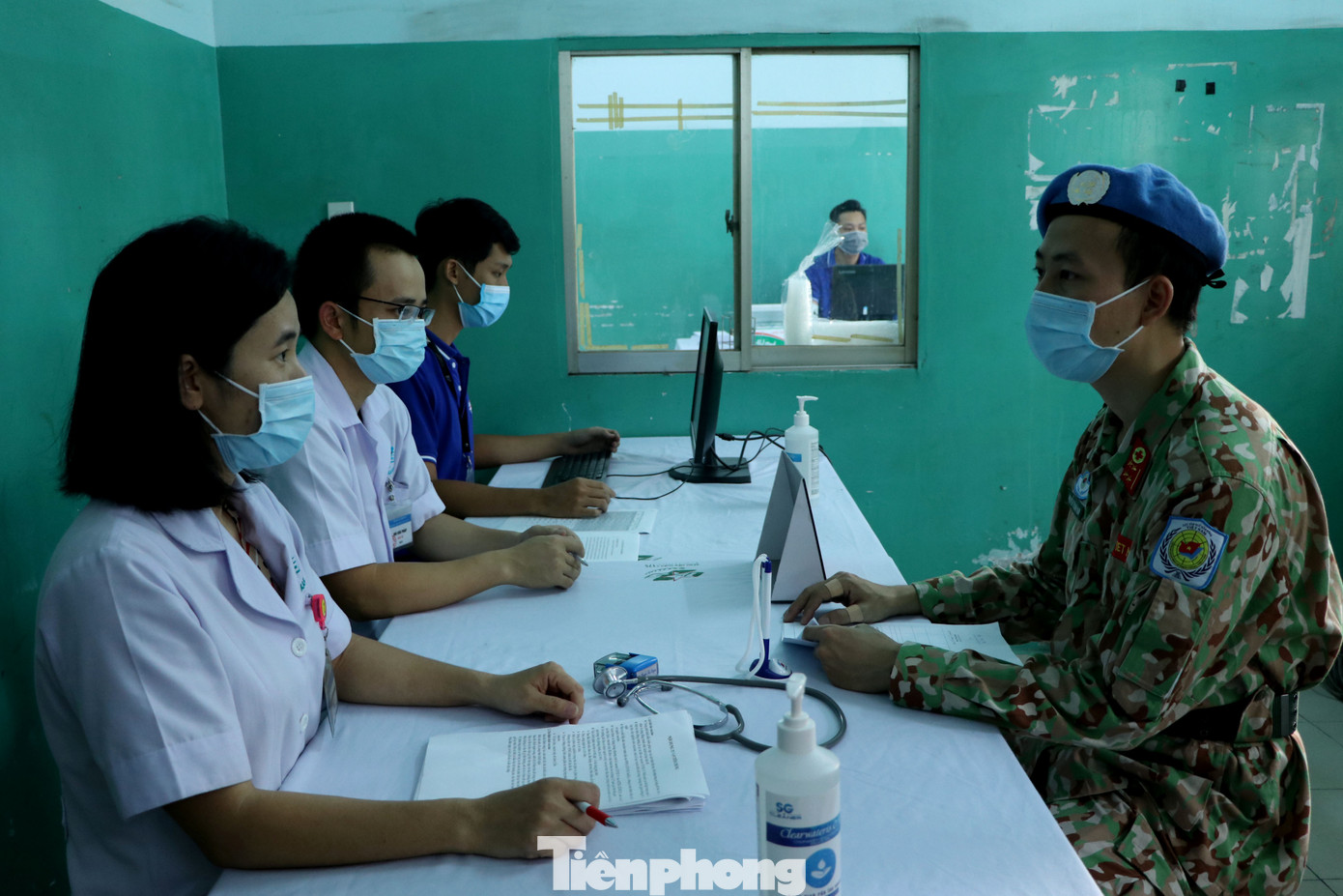 Chiến sĩ 'mũ nồi xanh' tiêm vắc xin COVID-19 trước khi lên đường làm nhiệm vụ ảnh 3