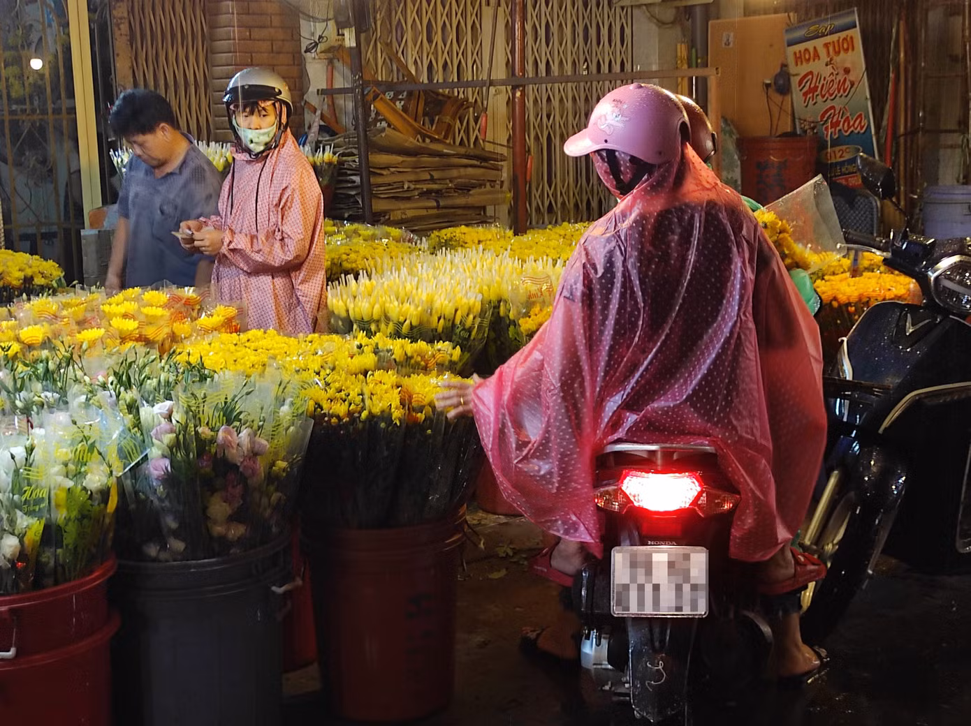 Đêm trước tết Đoan ngọ, người dân đội mưa đến chợ hoa lớn nhất Sài Gòn ảnh 9