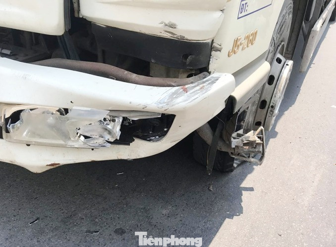 Ô tô nổ lốp sau khi tông vào xe máy, một người tử vong ảnh 1