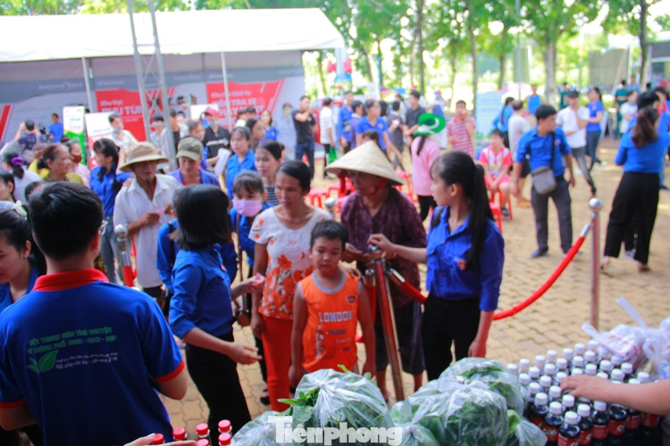 Tuổi trẻ đất Thủ cắt tóc miễn phí, bán hàng 0 đồng ảnh 3