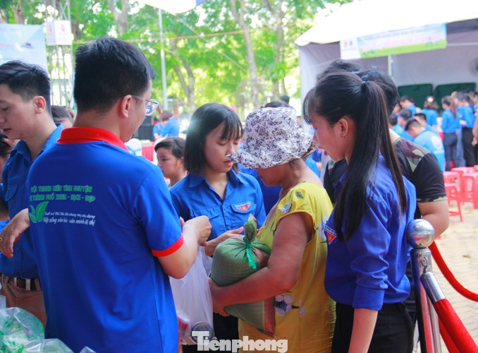 Tuổi trẻ đất Thủ cắt tóc miễn phí, bán hàng 0 đồng ảnh 2