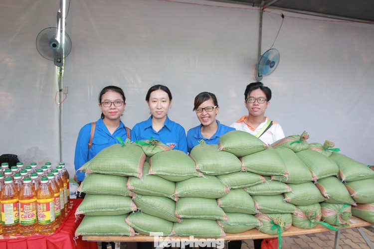 Tuổi trẻ đất Thủ cắt tóc miễn phí, bán hàng 0 đồng ảnh 7