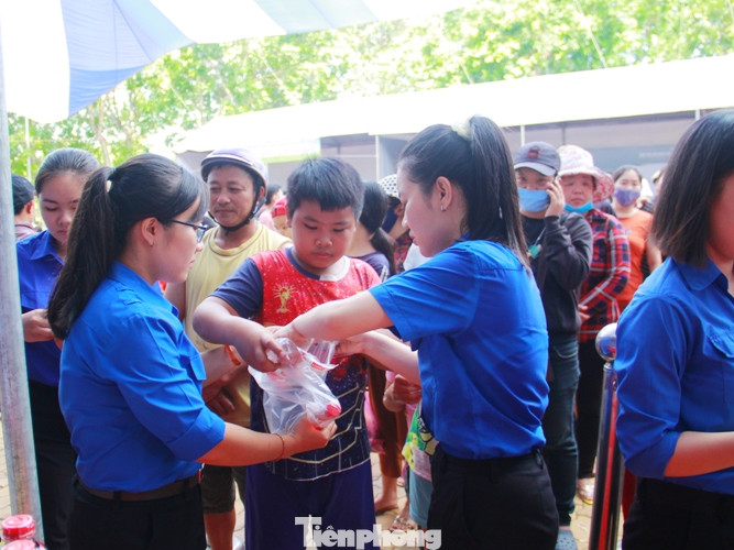 Tuổi trẻ đất Thủ cắt tóc miễn phí, bán hàng 0 đồng ảnh 1