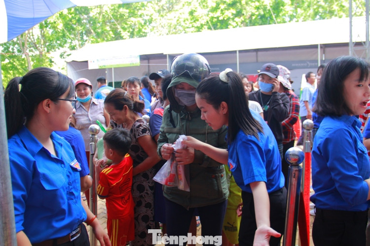 Tuổi trẻ đất Thủ cắt tóc miễn phí, bán hàng 0 đồng ảnh 5