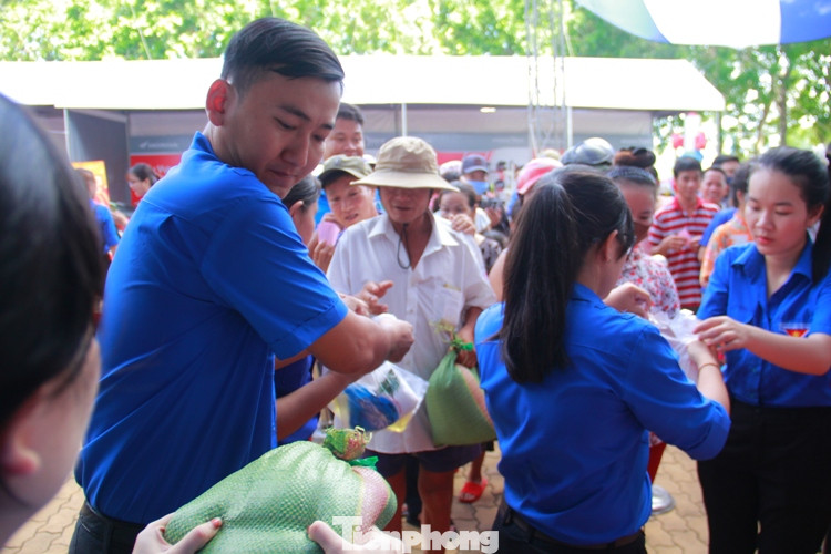 Tuổi trẻ đất Thủ cắt tóc miễn phí, bán hàng 0 đồng ảnh 4