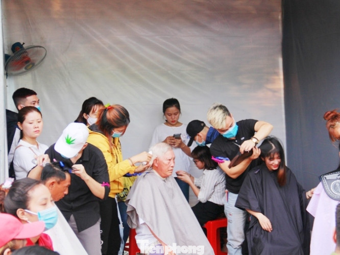 Tuổi trẻ đất Thủ cắt tóc miễn phí, bán hàng 0 đồng ảnh 6