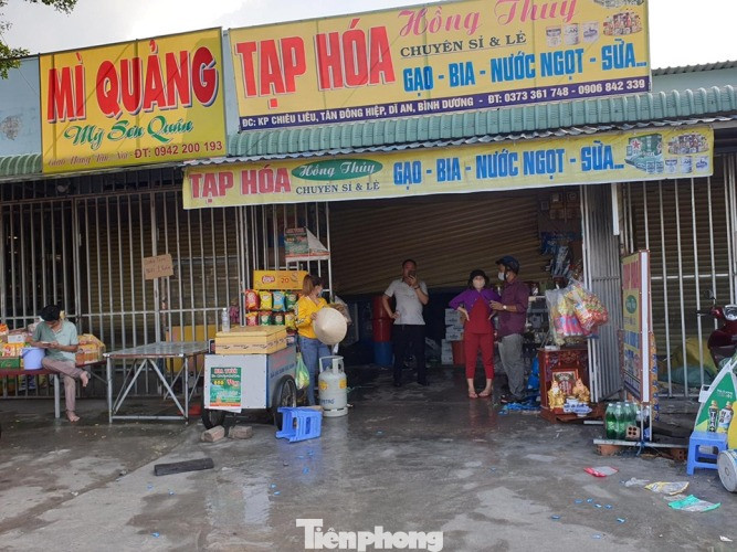 Nam thanh niên cầm dao lao vào nhà dân rồi mở van bình gas cố thủ ảnh 1