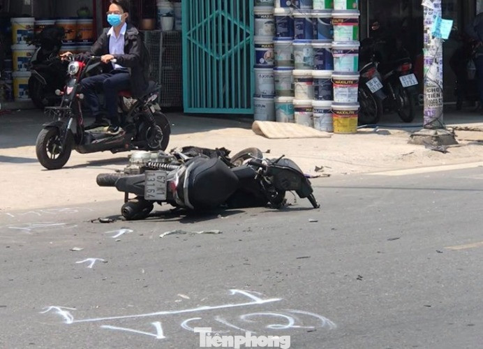 Ô tô nổ lốp sau khi tông vào xe máy, một người tử vong ảnh 2