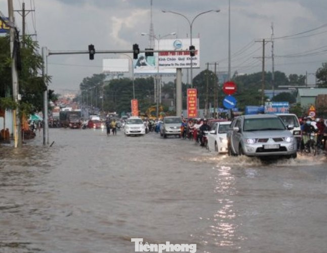 Mưa lớn kéo dài ở Bình Dương, một bé trai mất tích ảnh 1