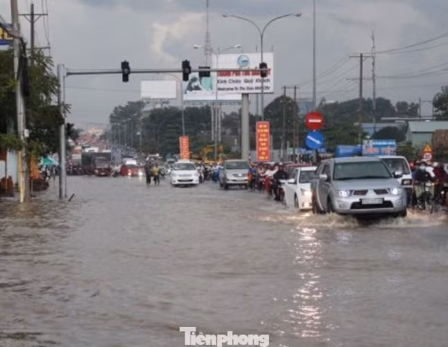 Mưa lớn kéo dài ở Bình Dương, một bé trai mất tích ảnh 1