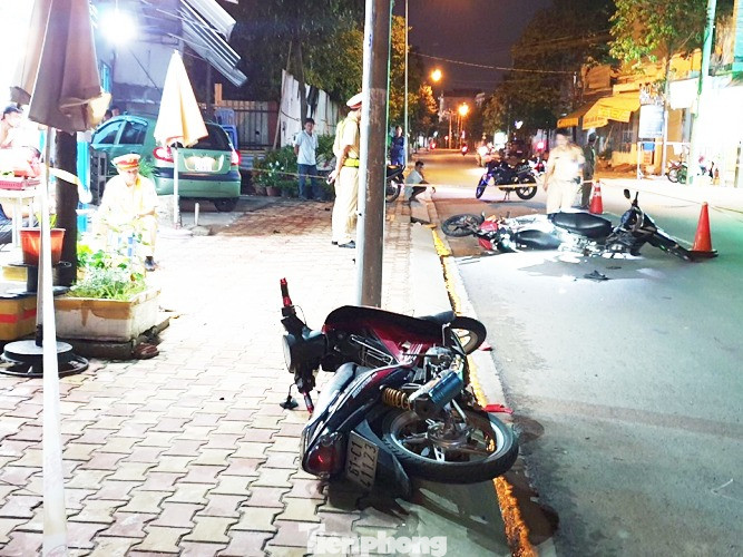 Bốn người bị thương khi ô tô ‘điên’ tông liên hoàn trước khi lao vào nhà dân ảnh 1