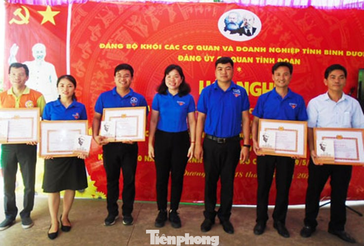 Hơn 200 Đảng viên, thanh niên được tuyên dương nhân dịp sinh nhật Bác ảnh 1