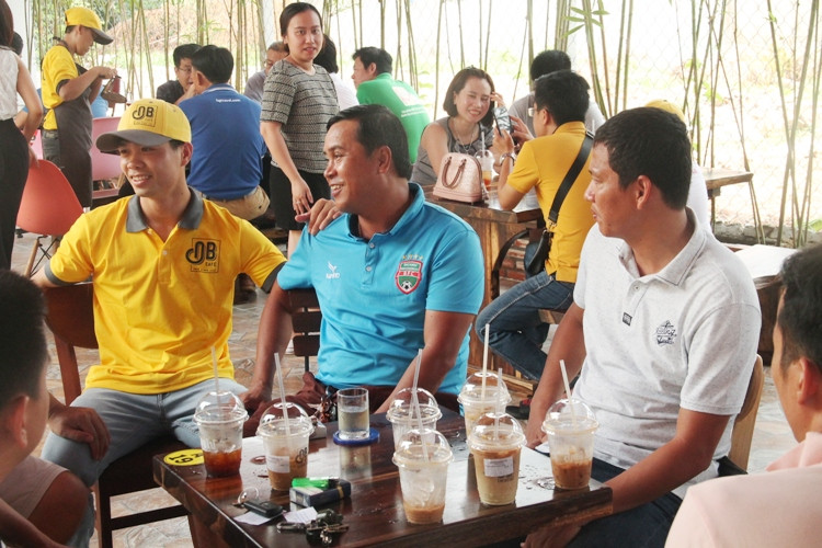 Công Phượng khoe cơ bụng 6 múi ở... quán cà phê ảnh 1