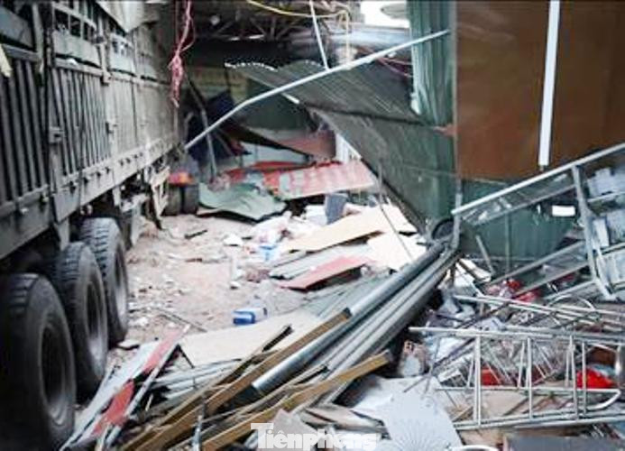 Xe container húc sập 4 nhà dân, nhiều người may mắn thoát chết ảnh 2