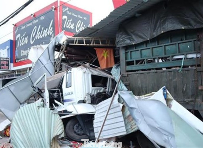 Xe container húc sập 4 nhà dân, nhiều người may mắn thoát chết ảnh 1