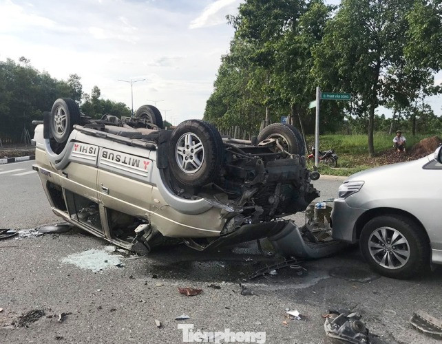 Ô tô phơi bụng, biến hình kỳ quái sau cú va chạm kinh hoàng ở Bình Dương ảnh 1