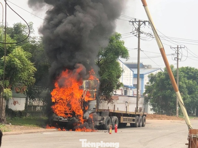 Xe container bốc cháy ngùn ngụt trong khu công nghiệp Sóng Thần ảnh 1