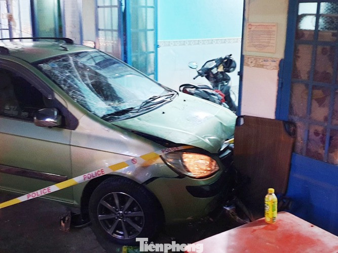 Bốn người bị thương khi ô tô ‘điên’ tông liên hoàn trước khi lao vào nhà dân ảnh 2