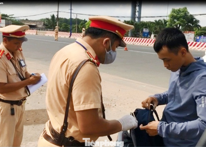 Tài xế mang theo vũ khí, thách thức đòi kiện cảnh sát khi đi vào đường cấm ảnh 1